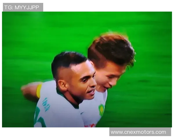 足球明星在比赛中意外遭遇球鞋破裂瞬间引发球迷热议与关注