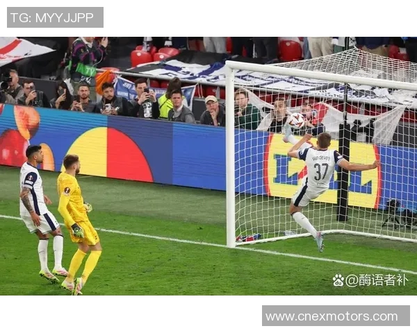 足球明星遭遇意外被踩鞋事件引发球迷热议与媒体关注